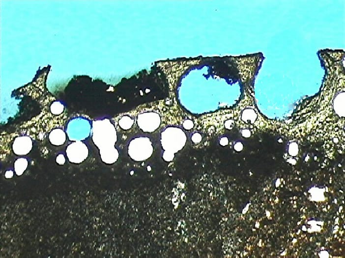 Glasierter Ziegel mit erodierter Oberfläche